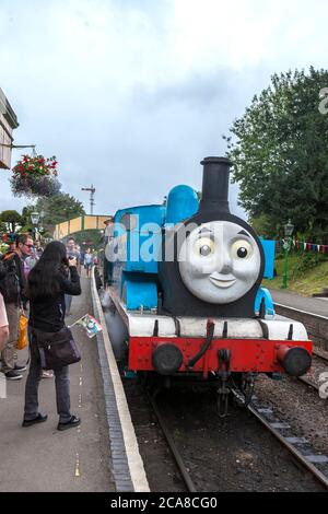 'Thomas the Tank Engine' zieht einen Kinderausflugzug aus der Ropley Station auf der Mid-Hants Railway (Watercress Line), Hampshire. VEREINIGTES KÖNIGREICH Stockfoto