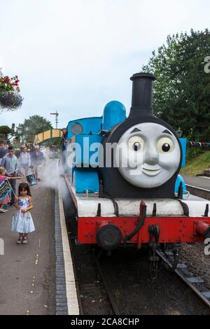 'Thomas the Tank Engine' zieht einen Kinderausflugzug aus der Ropley Station auf der Mid-Hants Railway (Watercress Line), Hampshire. VEREINIGTES KÖNIGREICH Stockfoto