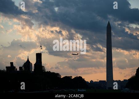 Washington, DC, USA. August 2020. Ein Flugzeug fliegt während des Sonnenuntergangs in Washington, DC, USA, am 4. August 2020 über die National Mall. Quelle: Liu Jie/Xinhua/Alamy Live News Stockfoto