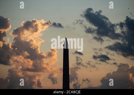 Washington, DC, USA. August 2020. Das Foto vom 4. August 2020 zeigt das Washington Monument bei Sonnenuntergang in Washington, DC, USA. Quelle: Liu Jie/Xinhua/Alamy Live News Stockfoto