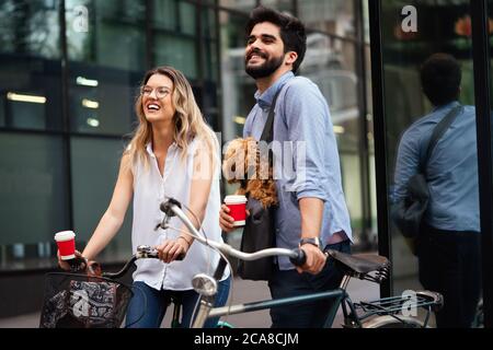 Geschäftspaar in der Kaffeepause draußen. Legere Geschäftswelt. Unternehmen für unterwegs. Stockfoto