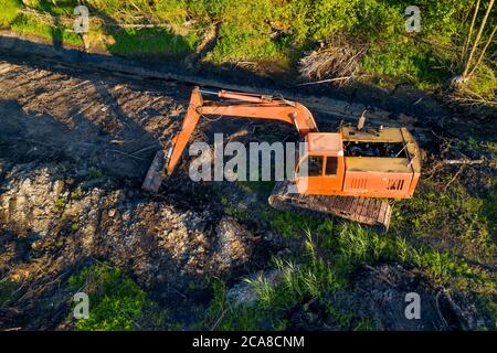 Der Bagger bereitet die Fundamente für die Straßenansicht vor Stockfoto