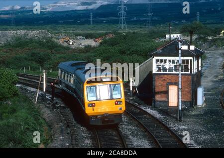 Klasse 142 Diesel-Mehreinheit Nr.142027 in St. Dennis Junction, Cornwall, Großbritannien. Juni 1986. Stockfoto