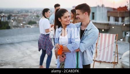 Glückliches Paar Getränken und Balkon. Stockfoto