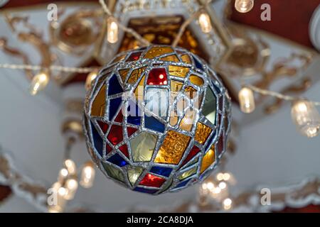 Farbige Kugel aus Buntglas Stockfoto