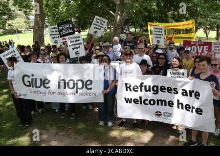 Gemeinsam spazieren die Teilnehmer der Vereinigenden Kirche posieren für ein Foto im Prinz Alfred Park, Surry Hills am Ende des marsches. Stockfoto