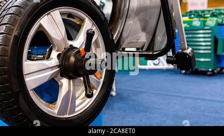 Ein Autorad auf einer automatischen Wagen-Balance-Maschine in der Garage - Bild Stockfoto