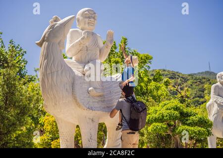 Vater und Sohn Touristen in Chua Linh Ung Bai Bud Tempel, Lady Buddha Tempel in Da Nang, Vietnam. Reisen mit Kindern Konzept Stockfoto