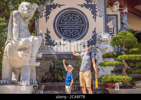 Vater und Sohn Touristen in Chua Linh Ung Bai Bud Tempel, Lady Buddha Tempel in Da Nang, Vietnam. Reisen mit Kindern Konzept Stockfoto