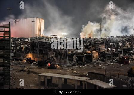 Beirut, Libanon. 4. August 2020. Das Hafengebiet der Hauptstadt nach einer großen Explosion in einem Lagergebäude. Die Sprengwelle der Detonation verursachte Schäden an bis zu sechs Meilen entfernten Gebäuden, tötete über 200 Menschen und verletzte mehr als 6000 Menschen. Kredit: Elizabeth Fitt/Alamy Live Nachrichten Stockfoto