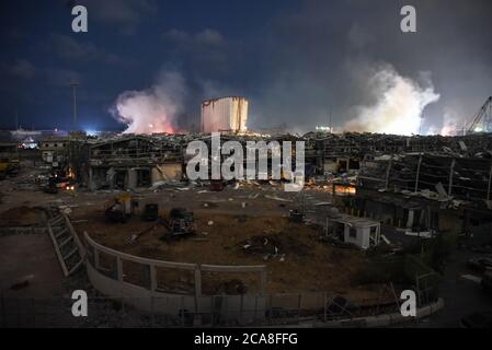 Beirut, Libanon. 4. August 2020. Das Hafengebiet der Hauptstadt nach einer großen Explosion in einem Lagergebäude. Die Sprengwelle der Detonation verursachte Schäden an bis zu sechs Meilen entfernten Gebäuden, tötete über 200 Menschen und verletzte mehr als 6000 Menschen. Kredit: Elizabeth Fitt/Alamy Live Nachrichten Stockfoto