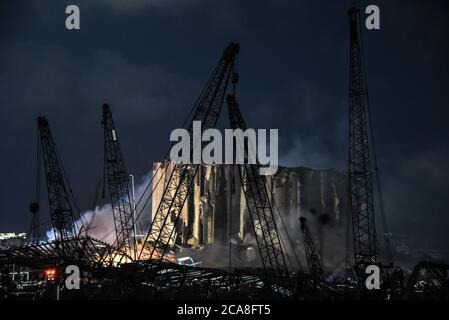 Beirut, Libanon. 4. August 2020. Das Hafengebiet der Hauptstadt nach einer großen Explosion in einem Lagergebäude. Die Sprengwelle der Detonation verursachte Schäden an bis zu sechs Meilen entfernten Gebäuden, tötete über 200 Menschen und verletzte mehr als 6000 Menschen. Kredit: Elizabeth Fitt/Alamy Live Nachrichten Stockfoto