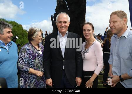 L-R: Waverley Cr Bill Mouroukas, Bürgermeister Sally Betts, Premierminister Malcolm Turnbull, tbc und Cr Leon Goltsman neben der Skulptur ‘Ashes to Ashes’ b Stockfoto