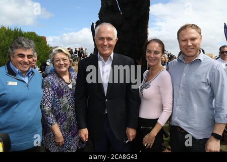 L-R: Waverley Cr Bill Mouroukas, Bürgermeister Sally Betts, Premierminister Malcolm Turnbull, tbc und Cr Leon Goltsman neben der Skulptur ‘Ashes to Ashes’ b Stockfoto