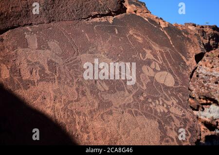 PRÄHISTORISCHE FELSKUNST UND GRAVUREN IN NAMIBIA Stockfoto