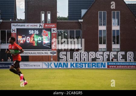 Groesbeek, Niederlande. August 2020. GROESBEEK 04-08-2020, Fußball, Sportpark Zuid, freundlich, Saison 2020-2021, Banner und Wertungsliste während des Spiels De Treffers - NEC 0-2 Credit: Pro Shots/Alamy Live News Stockfoto