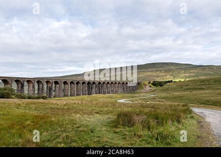 Das Ribblehead Viadukt mit dem Hill of Whernside Beyond, Yorkshire Dales, Großbritannien Stockfoto