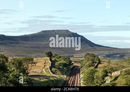 Inglleborough und die Settle to Carlisle Railway Line von Smithy Hill aus gesehen vor dem Eingang zum Blea Moor Tunnel, Yorkshire Dales, Großbritannien Stockfoto