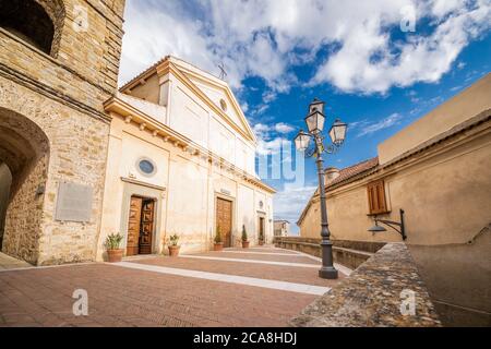 Castellabate, Italien, Juni 2020: Päpstliche Basilika Santa Maria de Gulia, in Castellabate, an einem bewölkten Tag.Castellabate ist eine kleine mittelalterliche Stadt an einer Südküste von Kampanien, Italien. Stockfoto