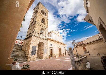 Castellabate, Italien, Juni 2020: Päpstliche Basilika Santa Maria de Gulia, in Castellabate, an einem bewölkten Tag.Castellabate ist eine kleine mittelalterliche Stadt an einer Südküste von Kampanien, Italien. Stockfoto