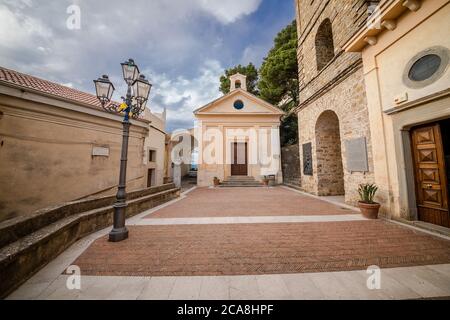 Castellabate, Italien, Juni 2020: Päpstliche Basilika Santa Maria de Gulia, in Castellabate, an einem bewölkten Tag.Castellabate ist eine kleine mittelalterliche Stadt an einer Südküste von Kampanien, Italien. Stockfoto