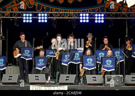 Benalla Festival 2019. Benalla P-12 College Brass Band unterhalten die Massen. Stockfoto