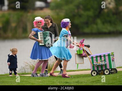 Benalla Festival 2019. Unverschämt gekleidete Frauen unterhalten die Kinder. Stockfoto