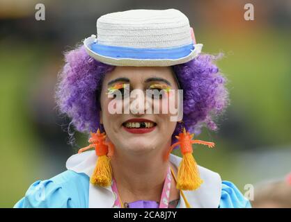 Benalla Festival 2019. Unverschämt gekleidete Frau unterhält die Kinder. Stockfoto