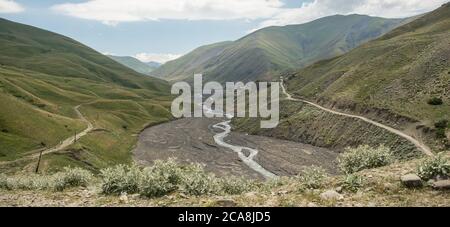 Xinaliq / Aserbaidschan - 8. Juli 2019: Wunderschöne Berglandschaft des grünen Kaukasus-Gebirges in Aserbaidschan mit Fluss Stockfoto