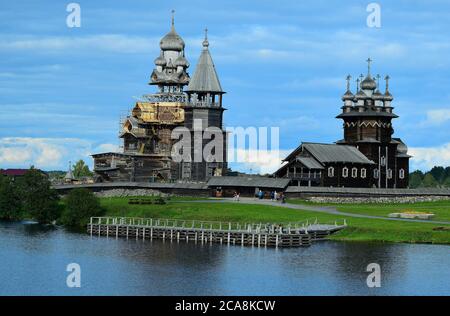 KIZHI INSEL IM SEE ONEGA IN RUSSLAND. HOLZKIRCHEN IM FREILICHTMUSEUM. Stockfoto