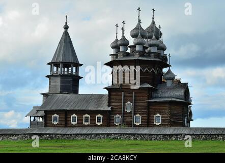 KIZHI INSEL IM SEE ONEGA IN RUSSLAND. HOLZKIRCHEN IM FREILICHTMUSEUM. Stockfoto