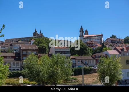 Viseu / Portugal - 07/31/2020 : Blick auf die Kathedrale von Viseu und Kirche der Barmherzigkeit auf der Spitze, SE de Viseu e Igreja da Misericordia, Denkmäler von verschiedenen Stockfoto