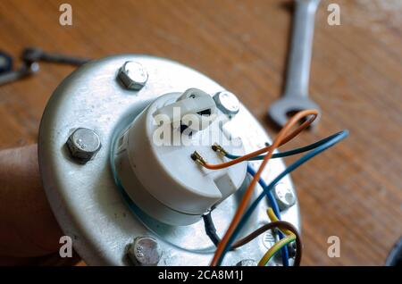 Nahaufnahme eines mechanischen Thermostats für Wassertemperatur. Flansch vor dem Einbau in das Kesselgehäuse. Reparatur von Haushaltsgeräten. Stockfoto