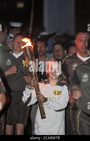 Eine geschätzte Menge von 40,000 versammelten sich auf Plymouth Hoe für die Ankunft der olympischen Fackel am Ende des ersten Tages des Relay von Lands End, getragen Stockfoto