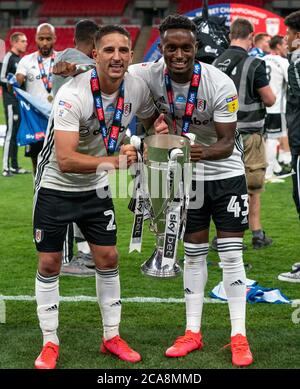 London, Großbritannien. August 2020. Anthony Knockaert (leihweise von Brighton & Hove Albion) von Fulham & Steven Sessegnon von Fulham posieren mit der Siegertrophäe während des Sky Bet Championship Play-Off Final Match zwischen Brentford und Fulham im Wembley Stadium, London, England am 4. August 2020. Fußballstadien bleiben aufgrund der Covid-19-Pandemie leer, da staatliche Gesetze zur sozialen Distanzierung Fans innerhalb von Spielstätten verbieten, was dazu führt, dass alle Spielanlagen bis auf weiteres hinter verschlossenen Türen gespielt werden. Foto von Andrew Aleksiejczuk/Prime Media Images. Kredit: Prime Media Images/Alamy Live Nachrichten Stockfoto