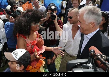 Australian PM, Malcolm Turnbull trifft das Publikum und posiert für Fotos im Marks Park, Tamarama während der Ausstellung Sculpture by the Sea, Bondi 2015. Stockfoto