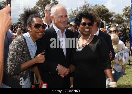 Australian PM, Malcolm Turnbull trifft das Publikum und posiert für Fotos im Marks Park, Tamarama während der Ausstellung Sculpture by the Sea, Bondi 2015. Stockfoto