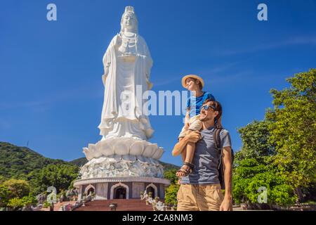 Vater und Sohn Touristen in Chua Linh Ung Bai Bud Tempel, Lady Buddha Tempel in Da Nang, Vietnam. Reisen mit Kindern Konzept Stockfoto