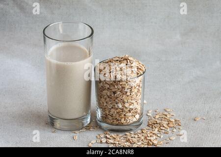 Nahaufnahme gesunde Hafermilch im hohen Trinkglas mit Samen Stockfoto