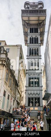 Elevador de Santa Justa von der Rua de Santa Justa, Lissabon aus gesehen Stockfoto