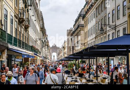 Die Rua de Augusta, Lissabon, ist voller Menschenmassen Stockfoto