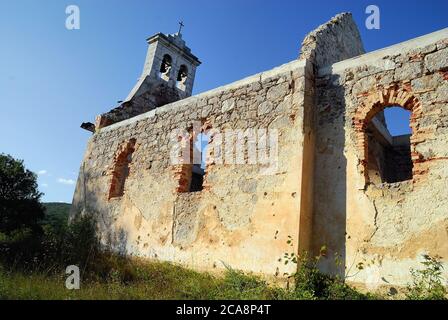 Kroatien, Otocac : eine Kirche, die während des Serbokroatischen Krieges (19911995) zerstört wurde. Stockfoto