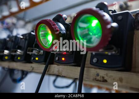 Goldbergbau und Verarbeitungsanlage Steinbruch. Ladestation. Grüne Lichter der vollständig aufgeladenen Bergarbeiterscheinwerfer. Unscharfer Hintergrund. Geringe Schärfentiefe. Stockfoto