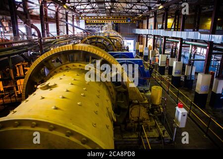 Akbakay/Kasachstan - April 23 2012: Erz-Abrichtmühle (Fabrikmühle) für Mineralien in der Werkshalle. Goldbergbau- und Verarbeitungsanlage. Altynalma Stockfoto