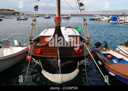 Kroatien, dalmatinische Küste, Dorf Senj. Die Promenade entlang der Strandpromenade. Boote an der Anlegestelle. Stockfoto
