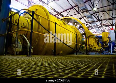 Akbakay/Kasachstan - April 23 2012: Erzmühle (Fabrik-Kugelmühle) in Fabrikwerkstatt. Goldbergbau- und Verarbeitungsanlage. Altynalmas Unternehmen. Stockfoto