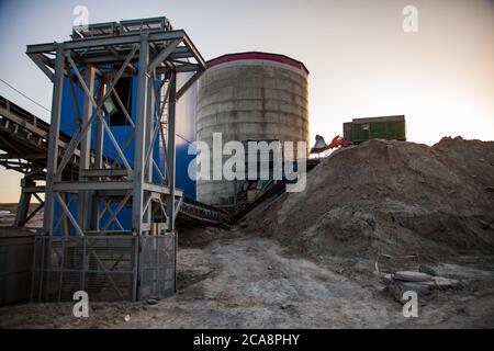 Akbakay/Kasachstan - April 23 2012: Steinbruch. Bagger oder Bulldozer auf Goldmine von Bergbau-und Verarbeitungsanlage laden Golderz. Altynalmas comp Stockfoto