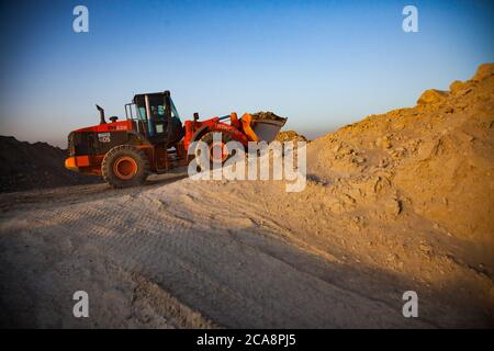 Akbakay/Kasachstan - April 23 2012: Steinbruch. Bagger oder Bulldozer Hitachi auf Goldmine von Bergbau-und Verarbeitungsanlage. Altynalmas Unternehmen. Stockfoto