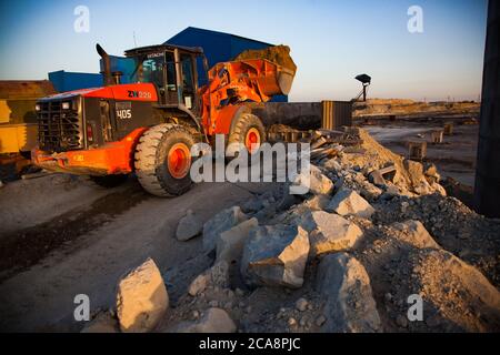 Akbakay/Kasachstan - April 23 2012: Steinbruch. Bagger oder Bulldozer Hitachi auf Goldbergbau Werke von Bergbau-und Verarbeitungsanlage. Altynalmas compa Stockfoto