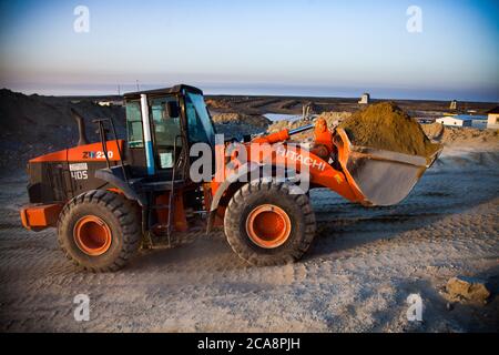 Akbakay/Kasachstan - April 23 2012: Steinbruch. Traktor oder Bulldozer Hitachi in Gold Erz Steinbruch der Bergbau-und Verarbeitungsanlage. Altynalmas Unternehmen Stockfoto